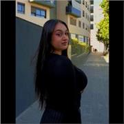 Joven con certificado B2 de inglés cualificada para dar clases a niños pequeños.